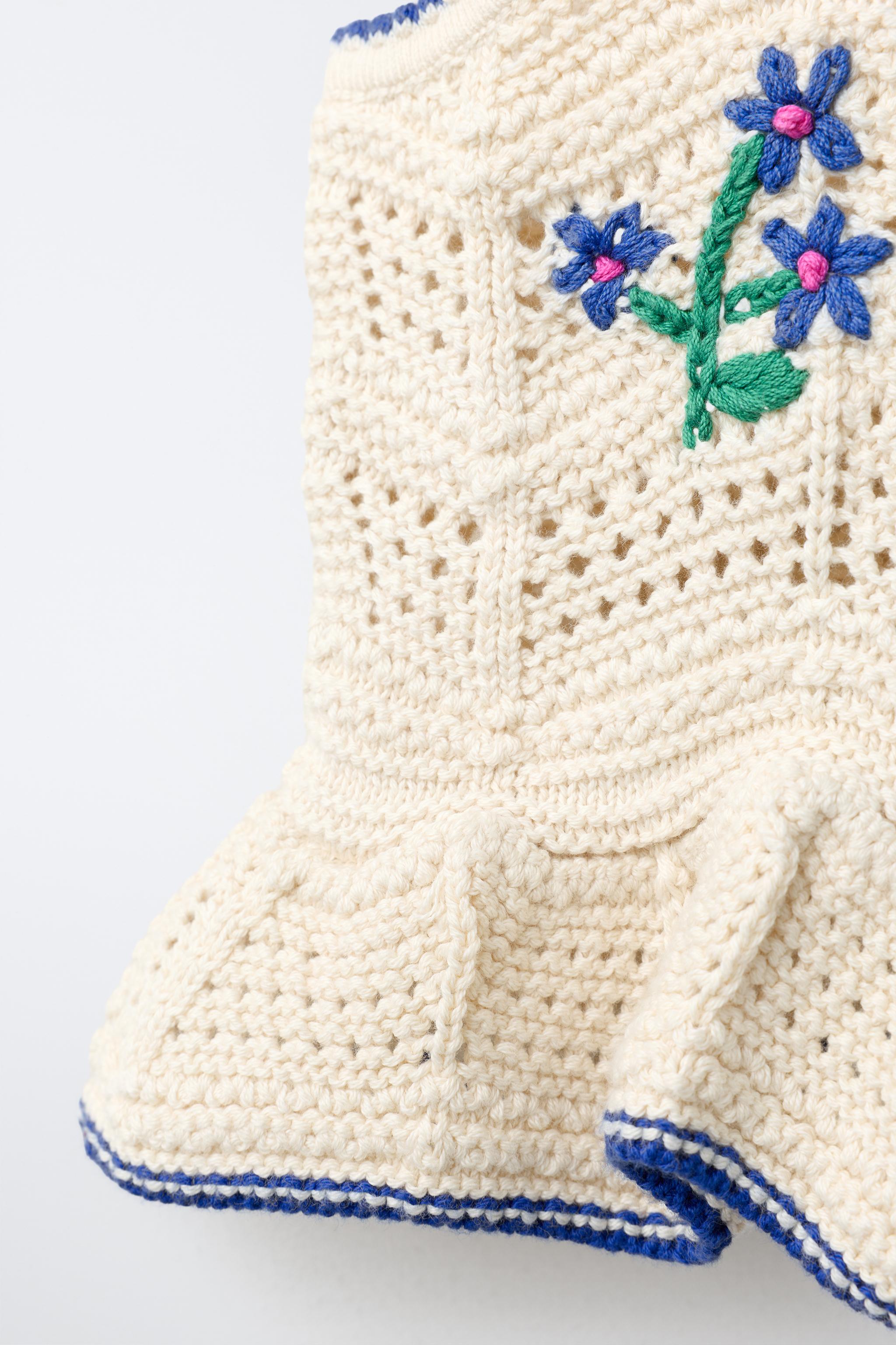 TOP EN MAILLE À FLEURS BRODÉES